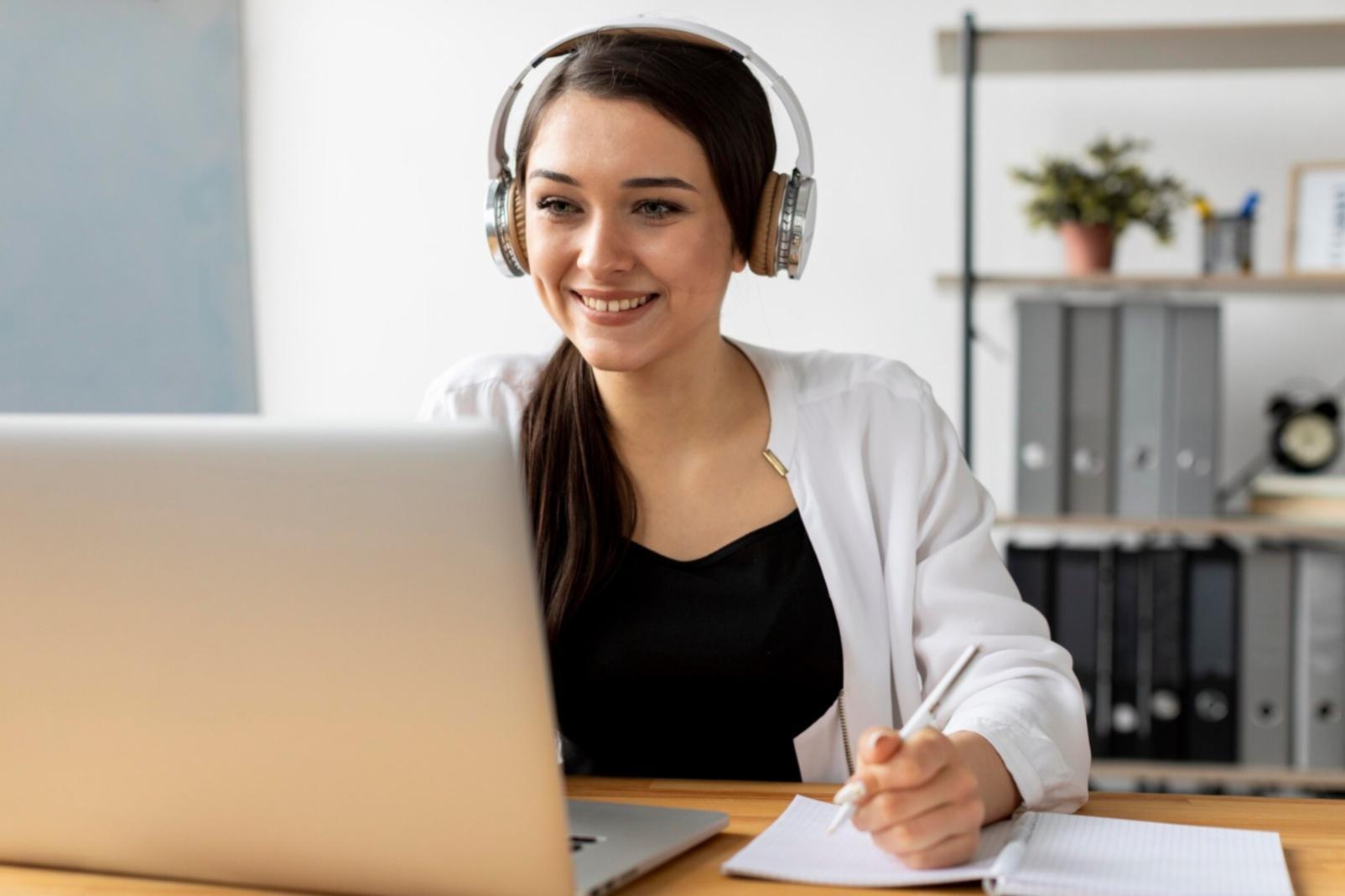 Современный офис Flexcodeova Labs с рабочими местами аналитиков